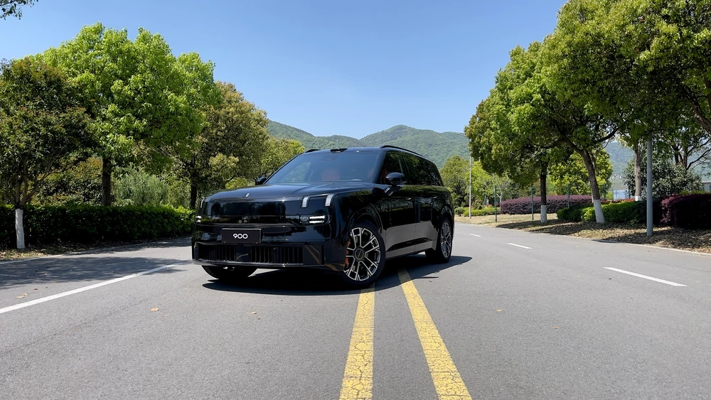 Lynk & Co 900 сбоку спереди
