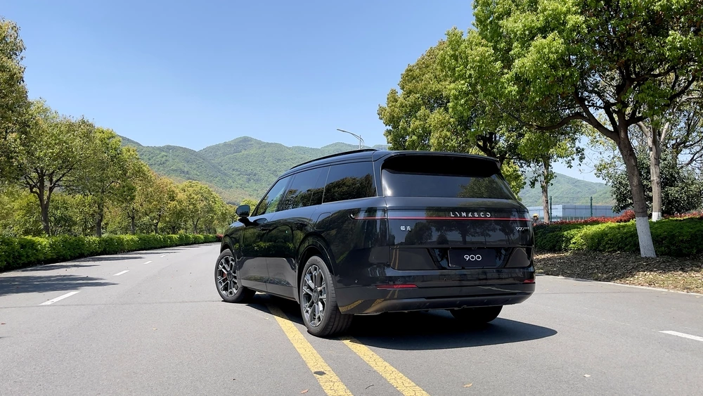 Lynk & Co 900 сбоку сзади