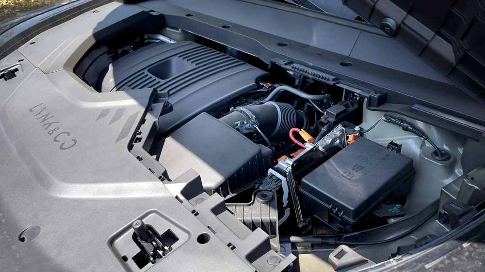 Lynk & Co 900 двигатель мотор капот открыт