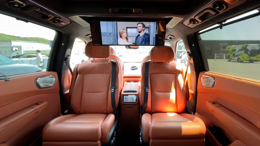 Lynk & Co 900 салон интерьер сиденья второй ряд дисплей