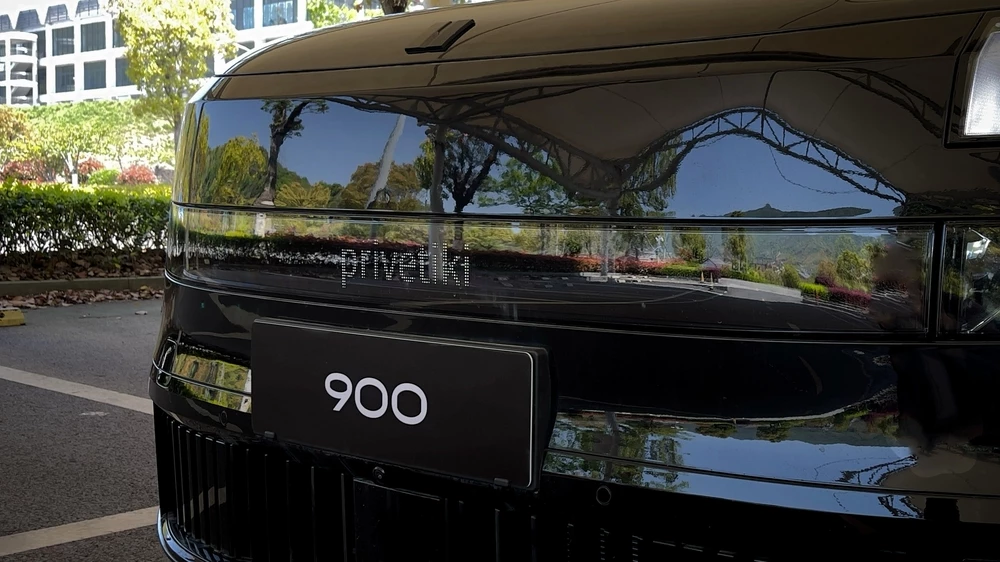 Lynk & Co 900 спереди лайтбар