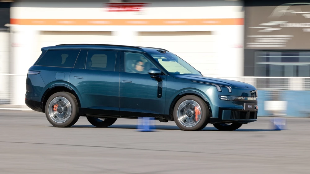 Lynk & Co 900 сбоку в динамике