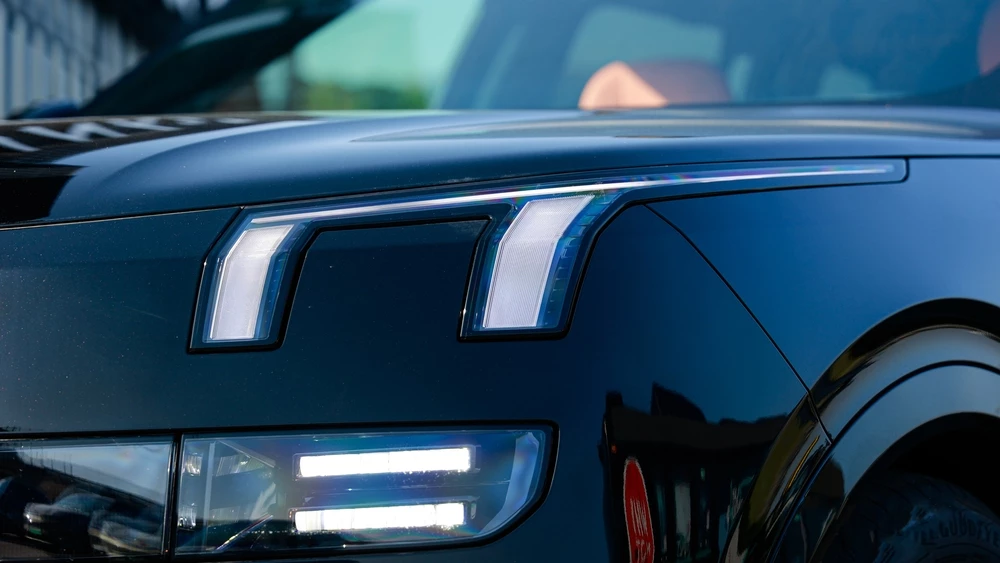 Lynk & Co 900 спереди капот фары