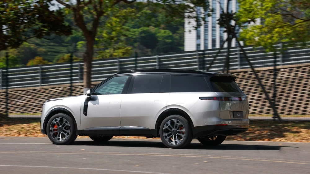 Lynk & Co 900 сбоку сзади