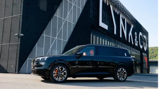 Lynk & Co 900 сбоку спереди