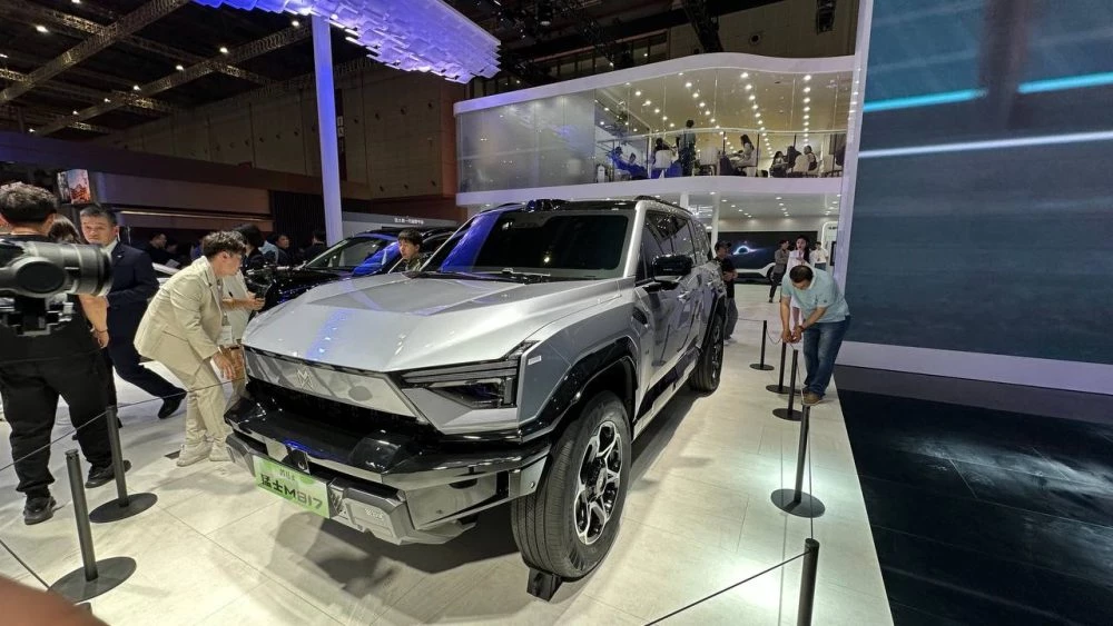 внедорожник M-Hero M817 сбоку спереди в Шанхае на шанхайском автосалоне 2025