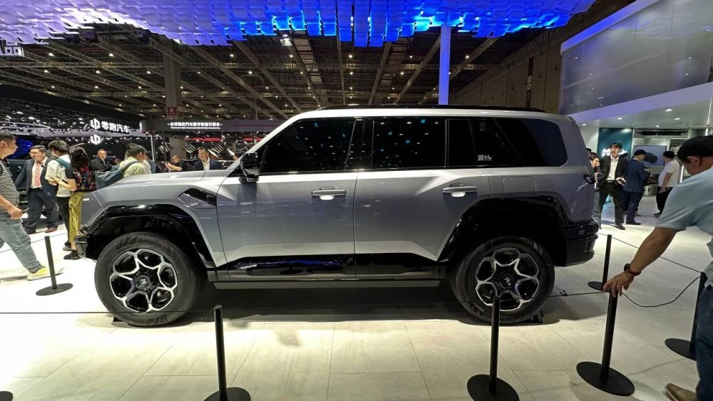 внедорожник M-Hero M817 сбоку в Шанхае на шанхайском автосалоне 2025