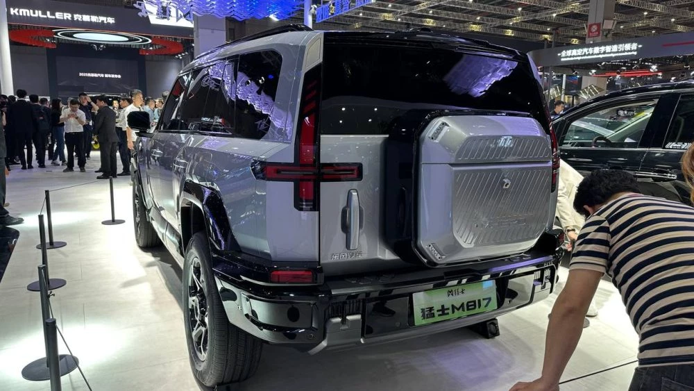 внедорожник M-Hero M817 сбоку сзади в Шанхае на шанхайском автосалоне 2025