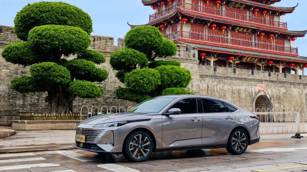 Changan Lamore 2025 сбоку спереди