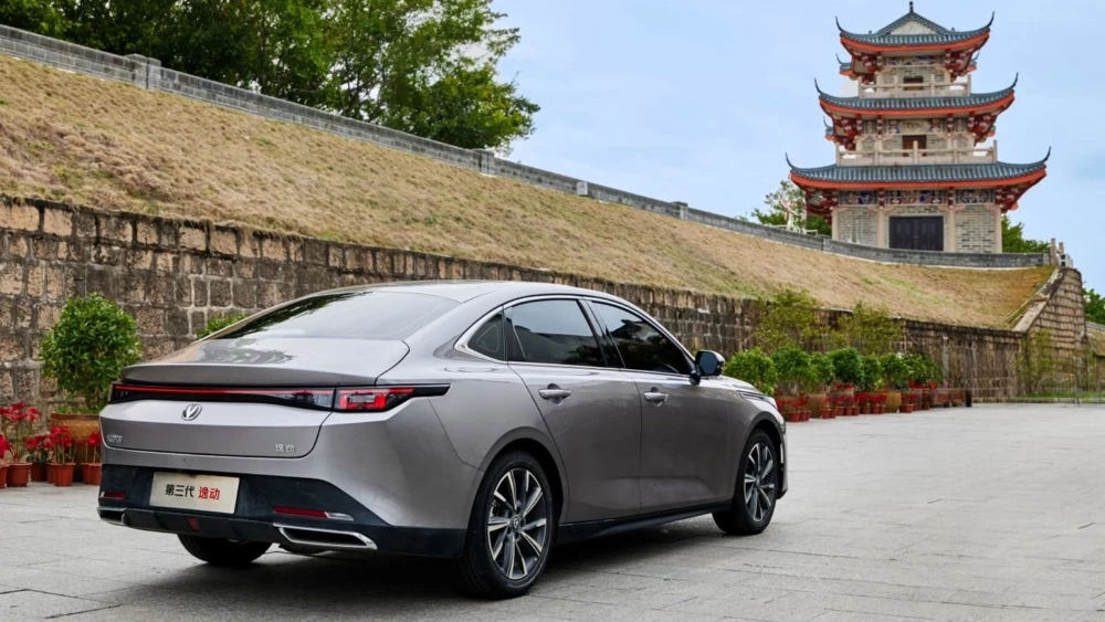 Changan Lamore 2025 сбоку сзади