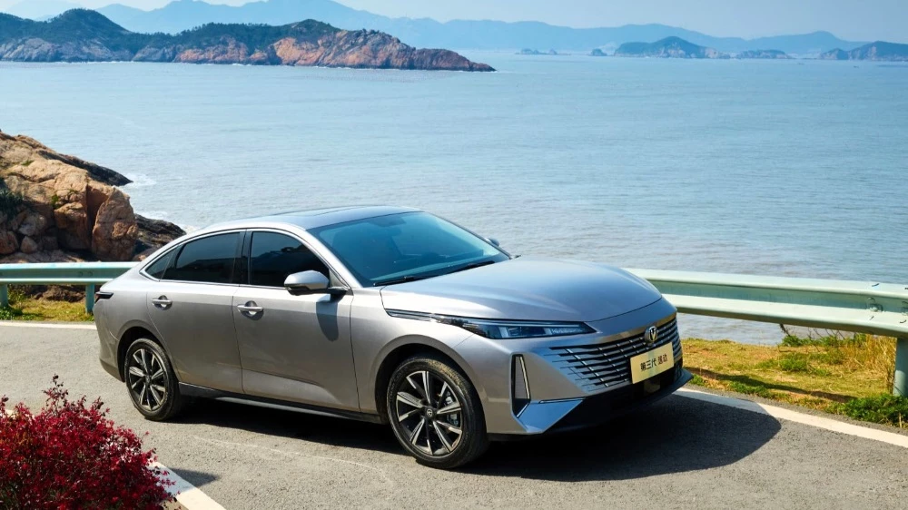 Changan Lamore 2025 сбоку спереди