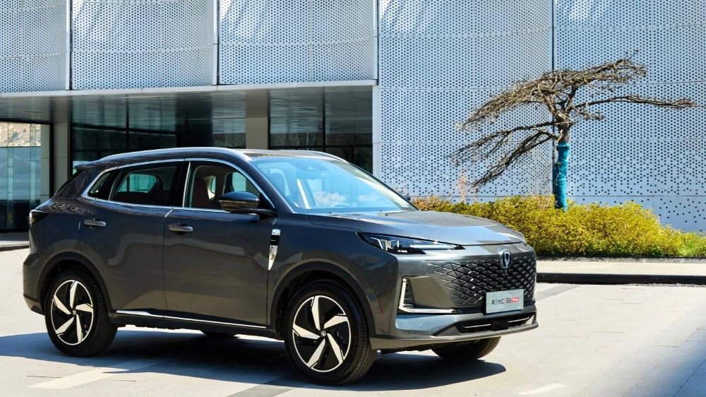 Changan CS55 Plus 2025 сбоку спереди Uni-S