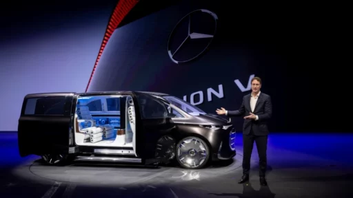 Гендиректор Mercedes-Benz Ола Каллениус представляет на автосалоне в Шанхае 2025 концепт Vision V