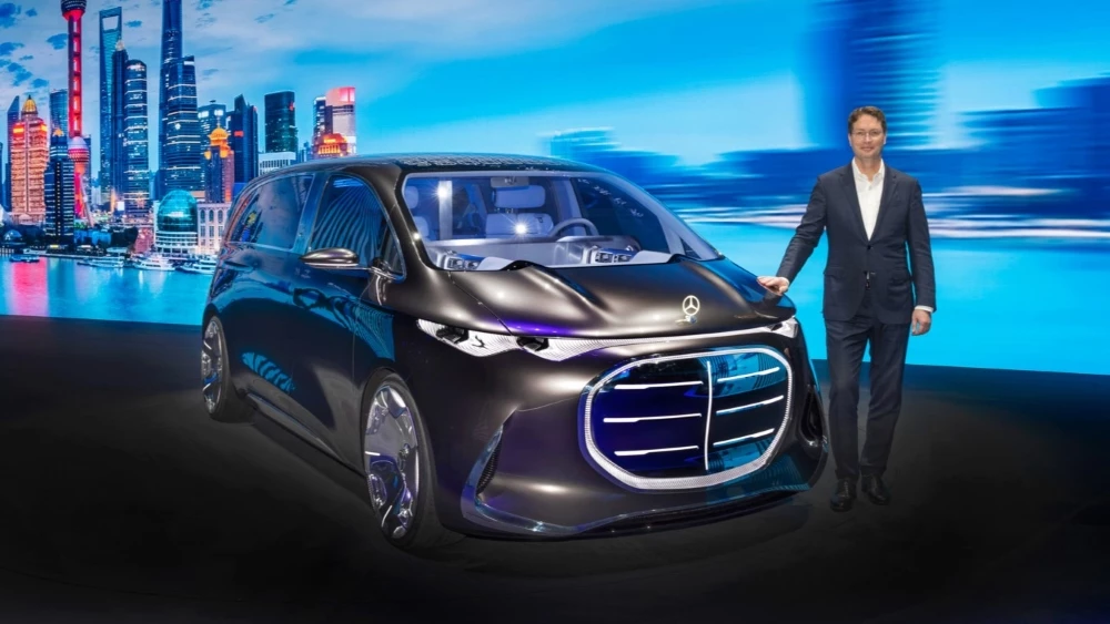 Гендиректор Mercedes-Benz Ола Каллениус представляет на автосалоне в Шанхае 2025 концепт Vision V