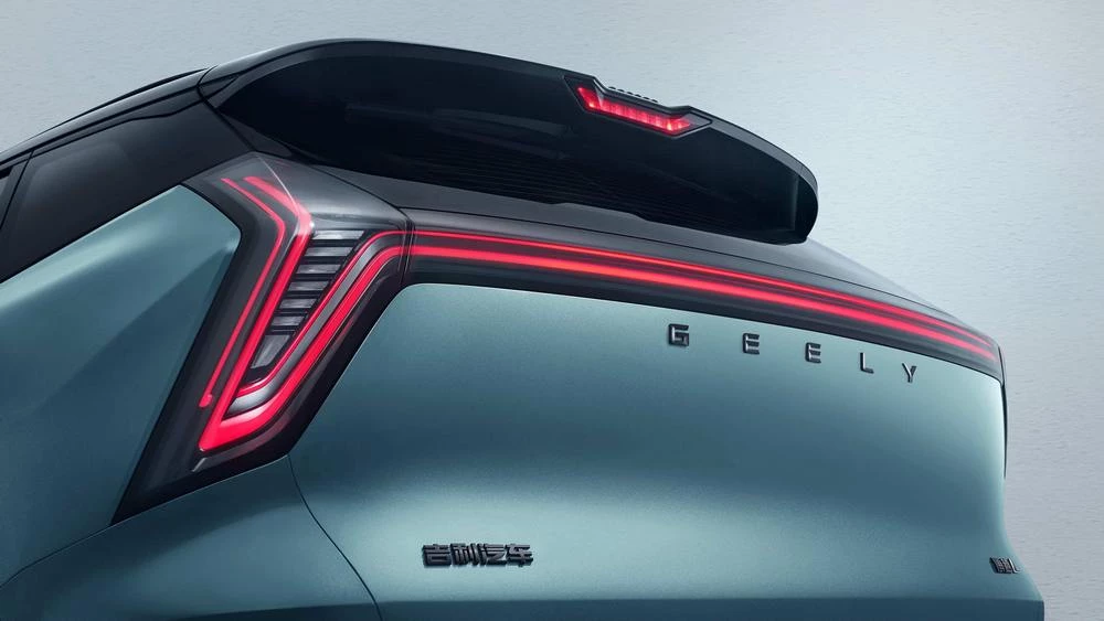 новый Geely Atlas четвертого поколения тизер фото сзади