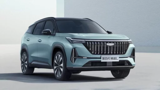 Geely Atlas четвертого поколения обновленный новый спереди сбоку