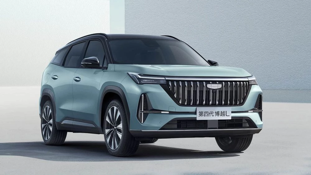 Geely Atlas четвертого поколения обновленный новый спереди сбоку