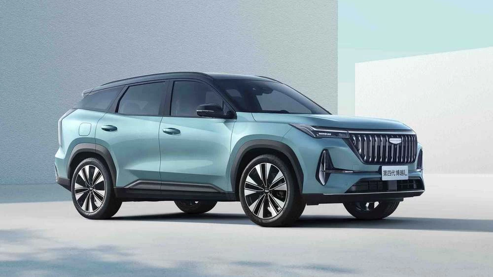 Geely Atlas четвертого поколения обновленный новый спереди сбоку