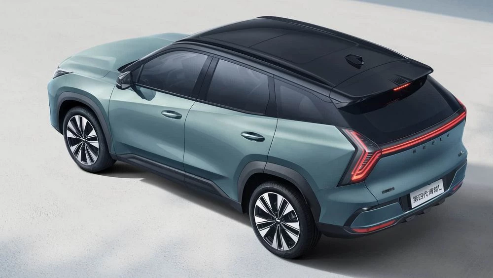 Geely Atlas четвертого поколения обновленный новый сзади сбоку