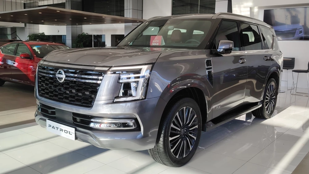 Nissan Patrol 2025 модельного года сбоку спереди