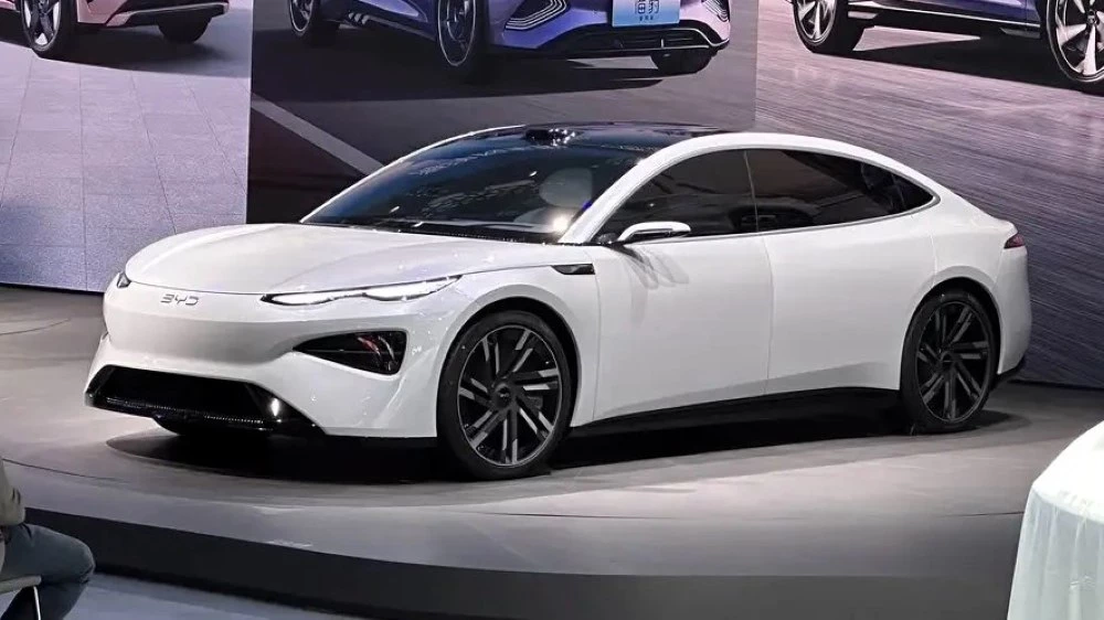 Концепт-кар BYD Ocean-S сбоку спереди Шанхай шанхайский автосалон 2025