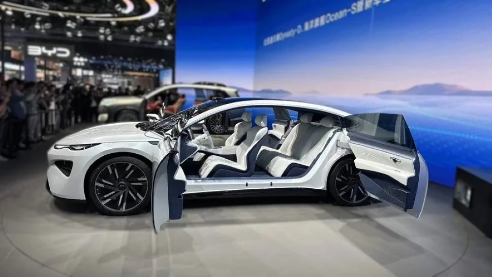 Концепт-кар BYD Ocean-S сбоку спереди Шанхай шанхайский автосалон 2025