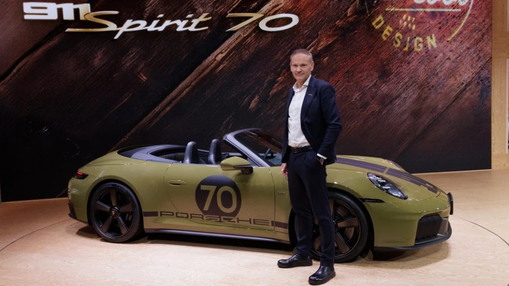 Председатель правления Porsche AG Оливер Блюм на автосалоне в Шанхае