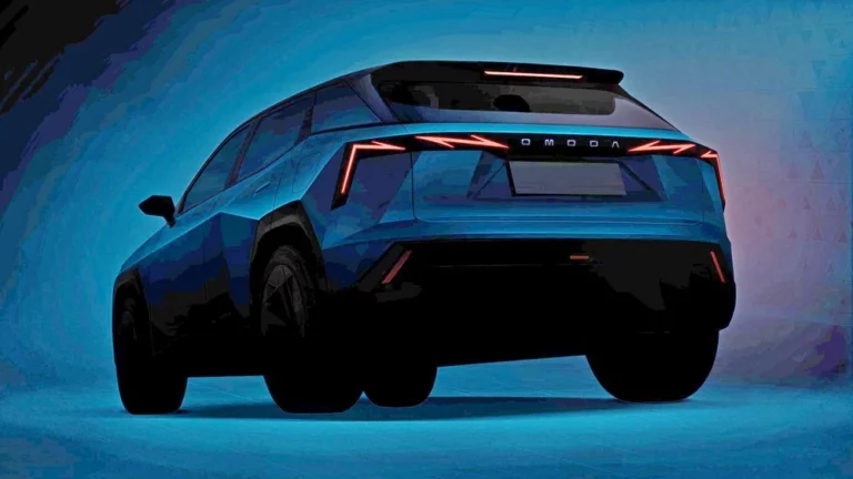 Кроссовер Omoda C3 сбоку сзади