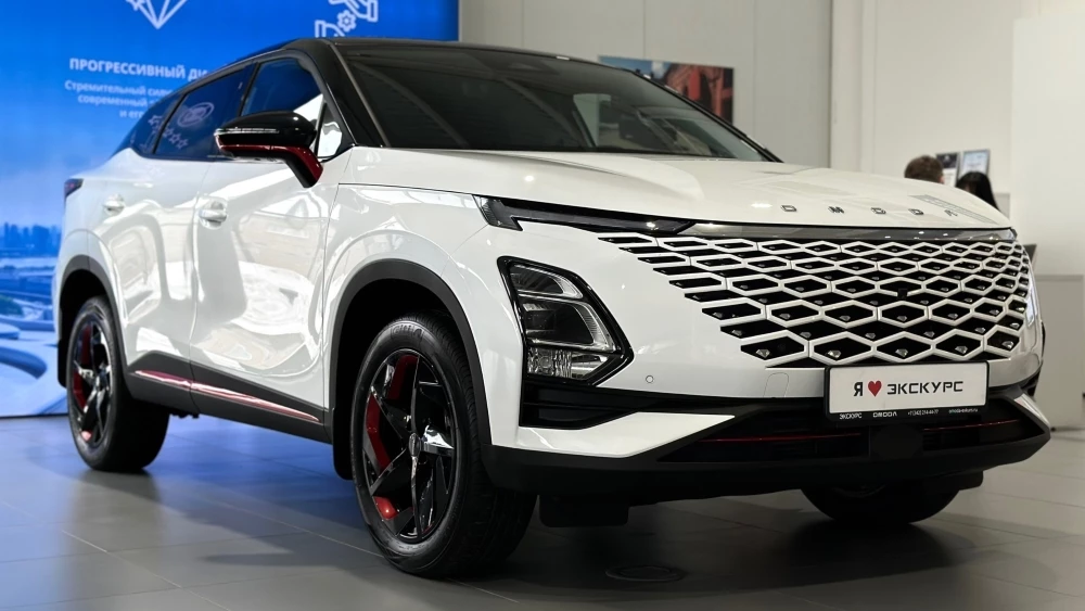 Дорестайлинговый кроссовер Omoda C5 в автосалоне у дилера экскурс пермь купить новый сбоку спереди