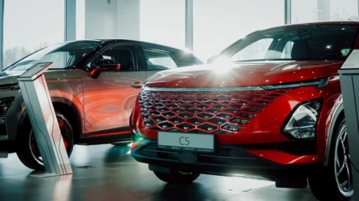Дорестайлинговый кроссовер Omoda C5 в автосалоне у дилера акцент-м иркутск купить новый сбоку спереди