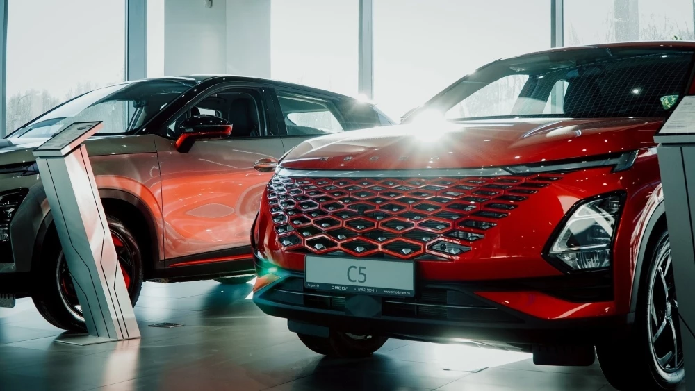 Дорестайлинговый кроссовер Omoda C5 в автосалоне у дилера акцент-м иркутск купить новый сбоку спереди