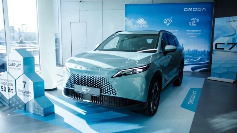 Omoda C7 в дилерском центре «Авилон» в автосалоне сбоку спереди купить новая