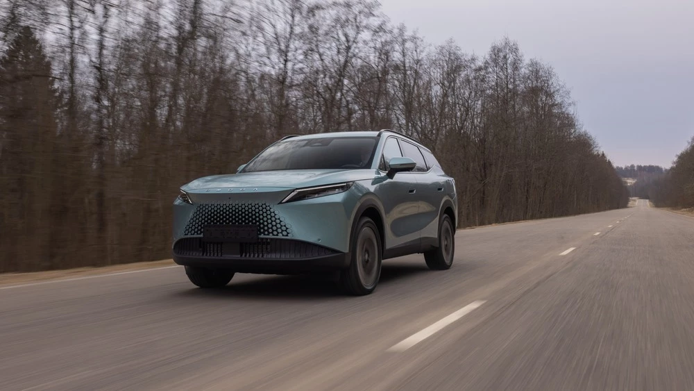 omoda c7 новая сбоку спереди в динамике