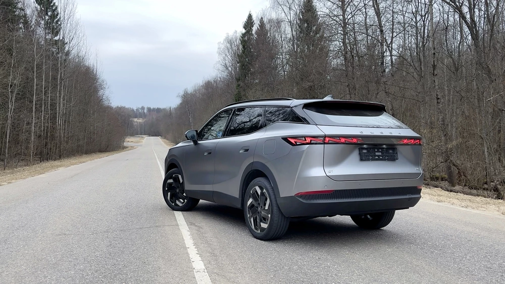 Omoda C7 тест сбоку сзади