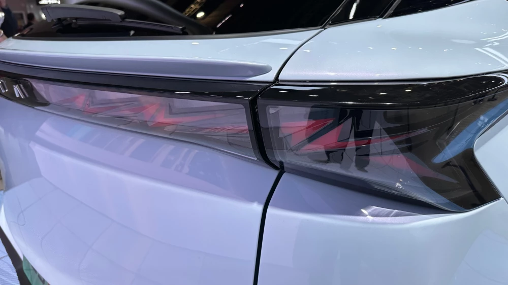 omoda c5 shs рестайлинговый кроссовер сбоку сзади голубой гибридный 