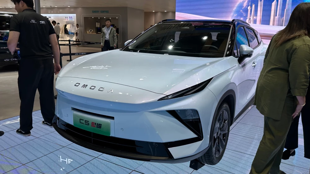 omoda c5 shs рестайлинговый кроссовер сбоку спереди голубой гибридный