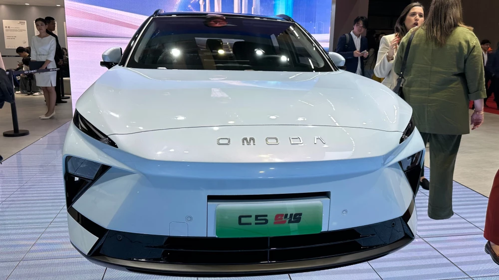omoda c5 shs рестайлинговый кроссовер сбоку спереди голубой гибридный 