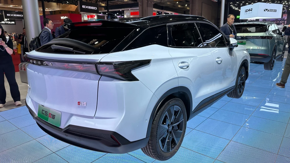 omoda c5 shs рестайлинговый кроссовер сбоку сзади голубой гибридный