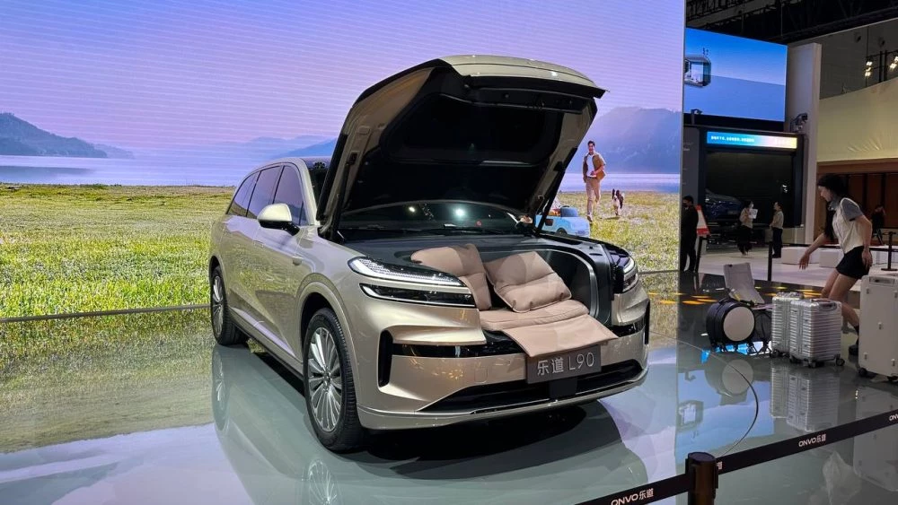 Кроссовер Onvo L90 сбоку спереди шанхай шанхайский автосалон 2025