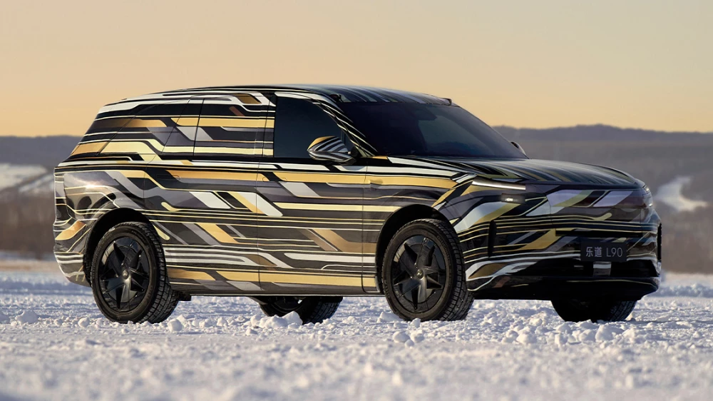 кроссовер nio onvo l90 сбоку спереди камуфляж