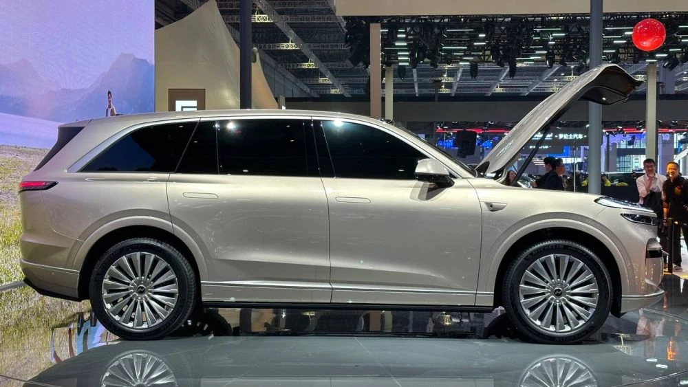 Кроссовер Onvo L90 сбоку шанхай шанхайский автосалон 2025