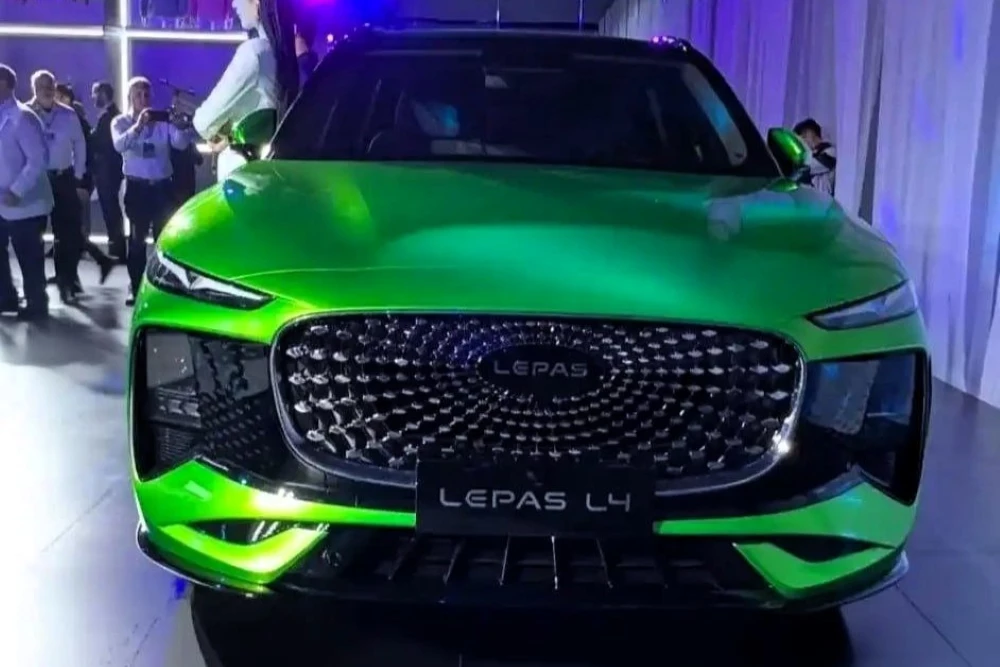 Кроссовер Lepas L4 спереди в Китае
