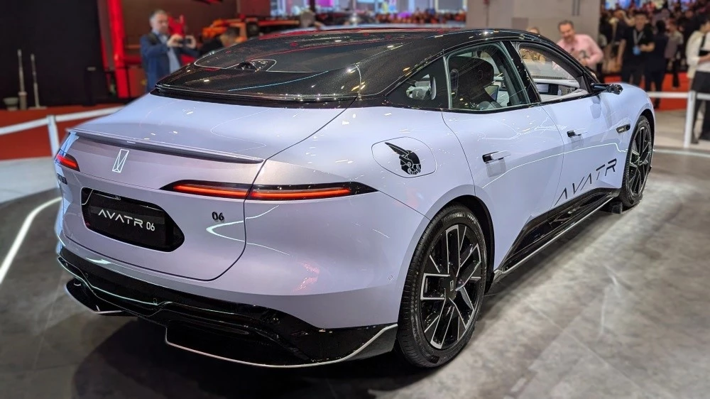 Changan Avatr 06 сзади сбоку в Шанхае 2025
