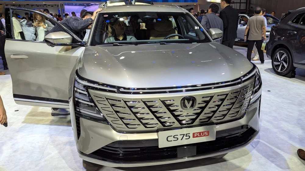 кроссовер Changan CS75 Plus 4 поколение спереди в Шанхае 2025