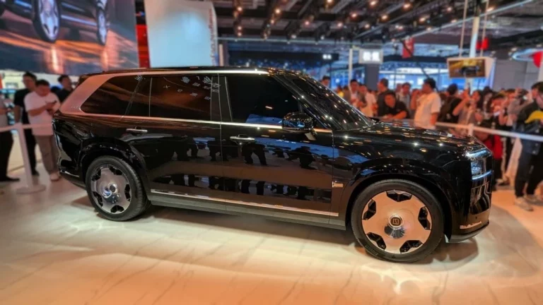 кроссовер Zeekr 9X сбоку в Шанхае 2025