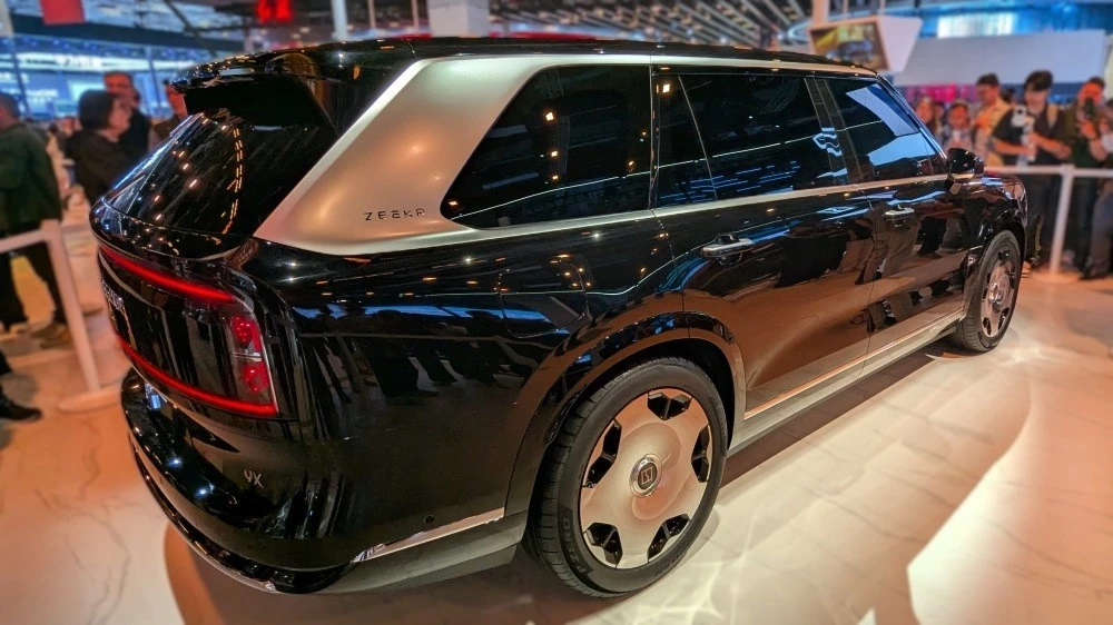 кроссовер Zeekr 9X сзади сбоку в Шанхае 2025