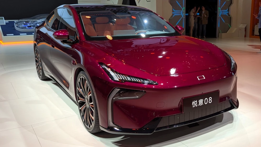 Седан Bestune Yueyi 08 сбоку спереди в Шанхае 2025