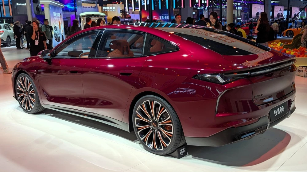 Седан Bestune Yueyi 08 сбоку сзади в Шанхае 2025