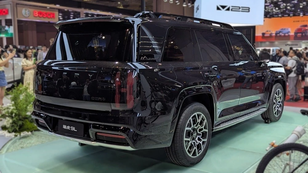 кроссовер Chery Tiggo 9L сзади сбоку в Шанхае 2025