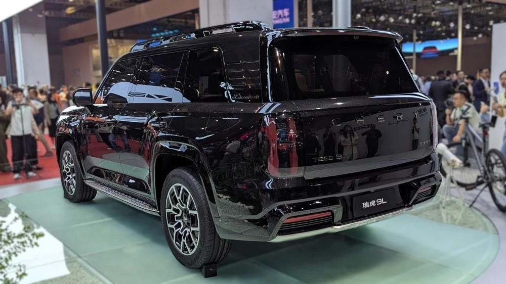 кроссовер Chery Tiggo 9L сзади сбоку в Шанхае 2025